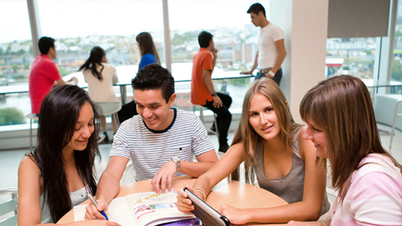 Kaplan-Melbourne-Estudantes-durante-Aula