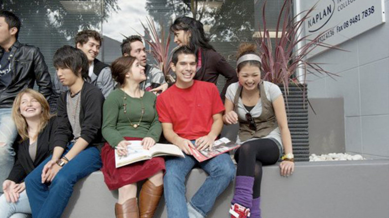 Kaplan-Perth-Estudantes-na-entrada-da-escola