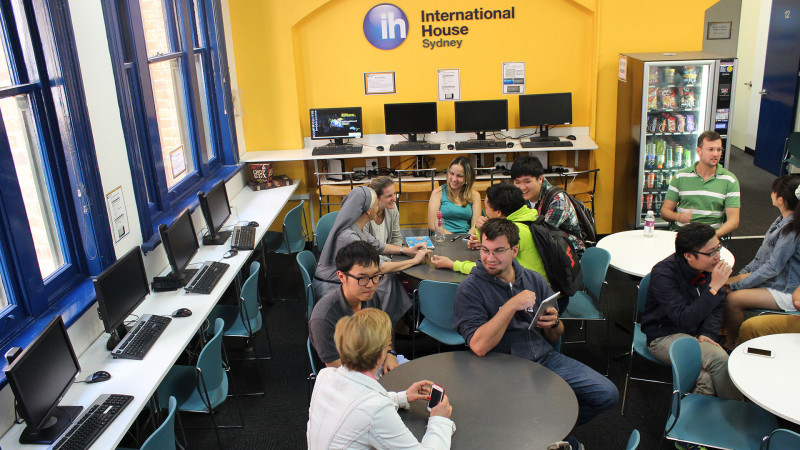 IH-Sydney-City-Estudantes-Area-Comum-e-Computadores