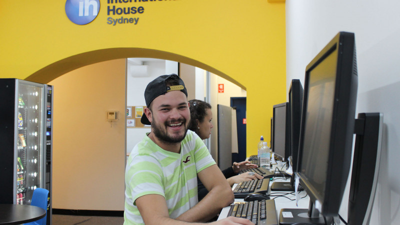 IH-Sydney-City-Estudantes-no-Computador