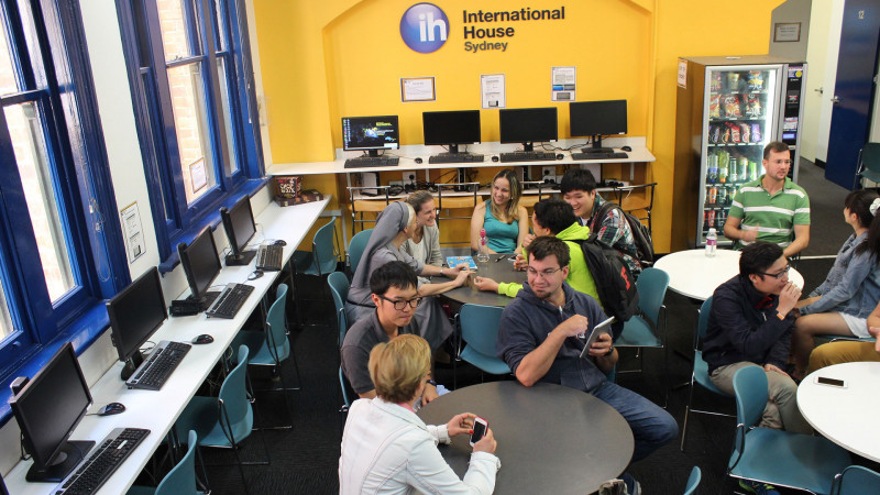 IhBC-Sydney-Estudantes-conversando-na-Area-Comum