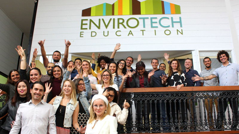 Envirotech-Gold-Coast-Estudantes-na-entrada-da-Escola