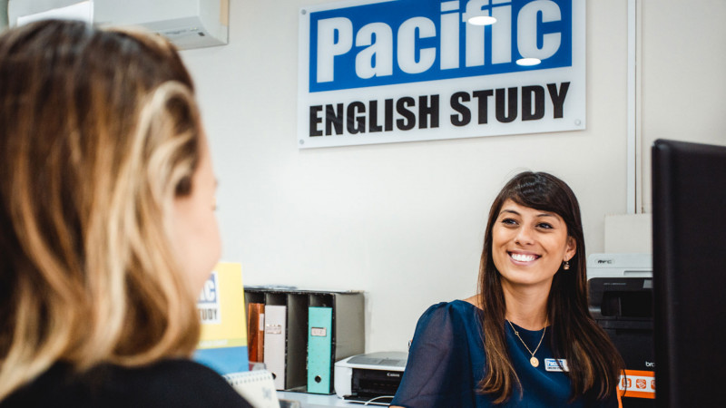 Pacific-English-Study-Estudantes-na-Recepcao-do-Colegio